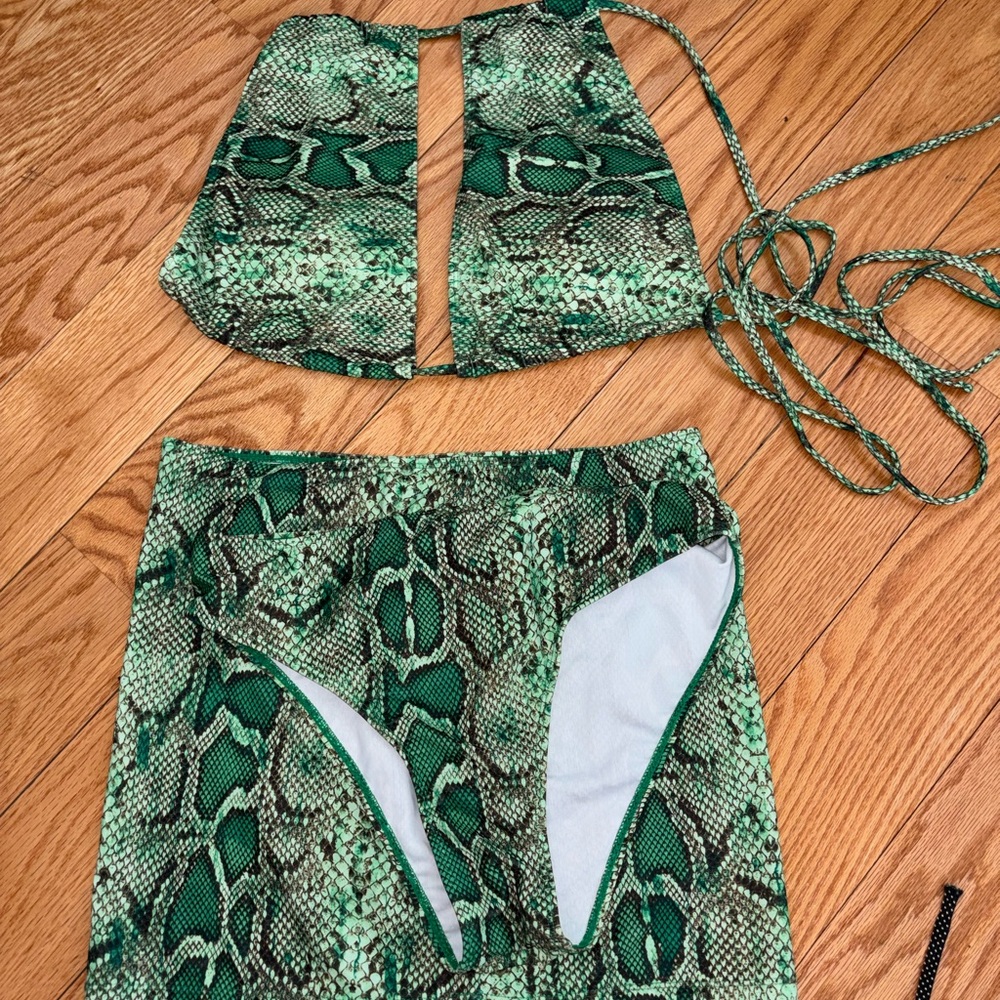 Green Snake-Print Bikini Set with Matching Skirt - Picture 10 of 11